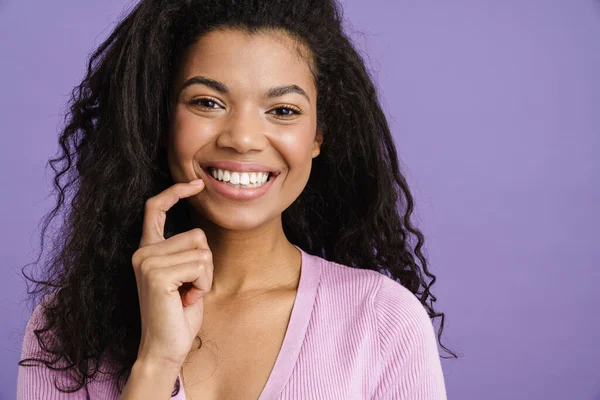 Närbild Glad Ung Afrikansk Kvinna Casual Kläder Står Över Violett — Stockfoto