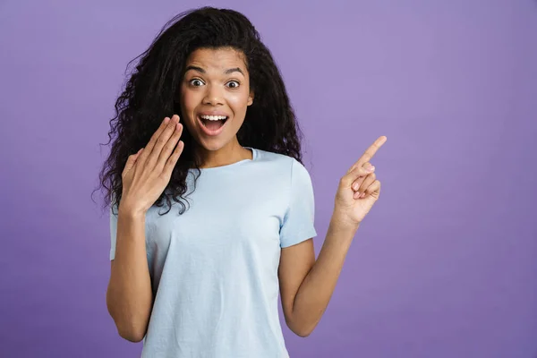 Joven Mujer Negra Expresando Sorpresa Apuntando Con Dedo Hacia Arriba — Foto de Stock