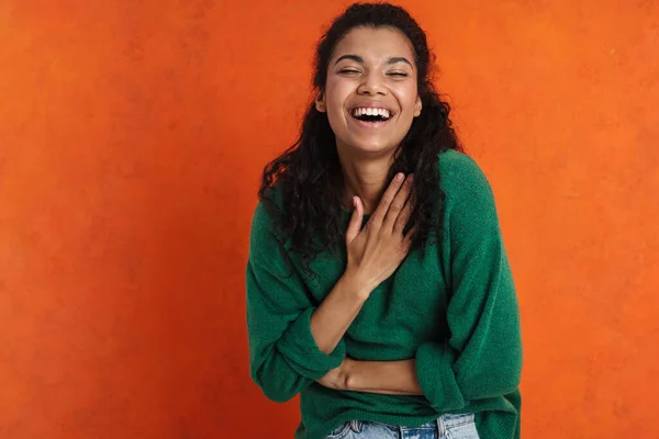 Feliz Sorrindo Africano Casual Morena Mulher Sobre Laranja Parede Fundo — Fotografia de Stock