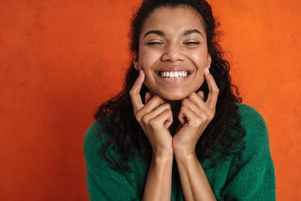Glücklich Lächelnde Afrikanische Lässige Brünette Frau Die Vor Orangefarbenem Wandhintergrund — Stockfoto