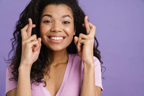 Acercamiento Una Joven Mujer Africana Feliz Con Ropa Casual Pie — Foto de Stock