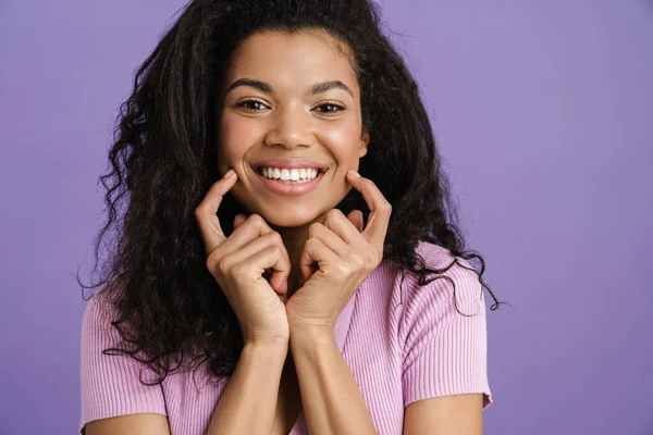 Close Uma Jovem Africana Feliz Roupas Casuais Sobre Fundo Violeta — Fotografia de Stock