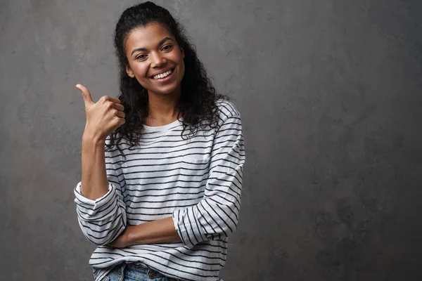 Jovem Mulher Africana Feliz Desgaste Casual Sobre Fundo Cinza — Fotografia de Stock