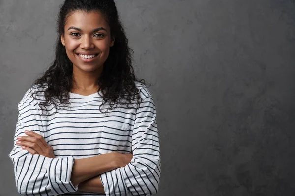 Jovem Mulher Africana Feliz Desgaste Casual Sobre Fundo Cinza Olhando — Fotografia de Stock