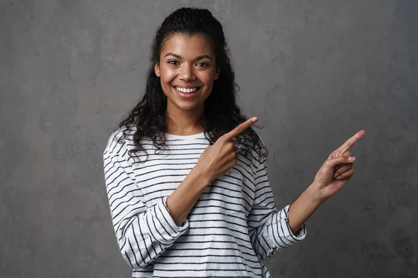 Feliz Sorrindo Africano Casual Morena Mulher Sobre Fundo Parede Cinza — Fotografia de Stock