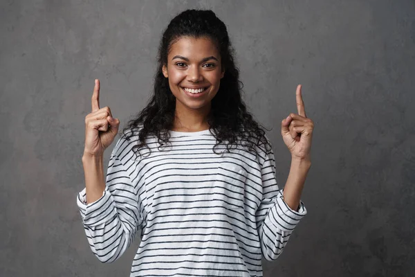 Feliz Sorrindo Africano Casual Morena Mulher Sobre Fundo Parede Cinza — Fotografia de Stock