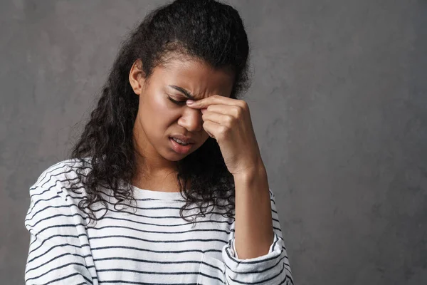 Upprörd Stressad Afrikansk Kvinna Som Lider Huvudvärk Över Grå Vägg — Stockfoto