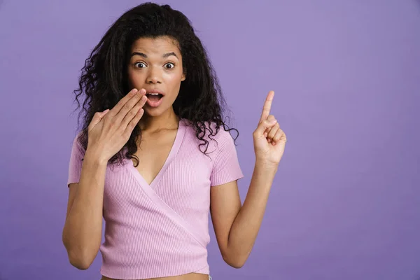 Joven Mujer Negra Apuntando Con Dedo Hacia Arriba Mientras Expresa —  Fotos de Stock