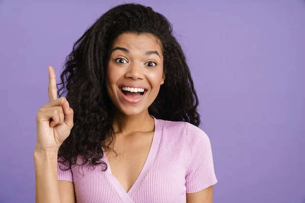 Primer Plano Una Joven Mujer Africana Feliz Con Ropa Casual — Foto de Stock