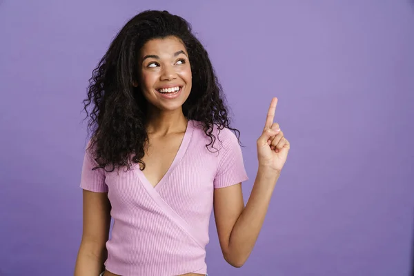 Jong Zwart Vrouw Lachen Terwijl Wijzend Vinger Omhoog Geïsoleerd Paars — Stockfoto