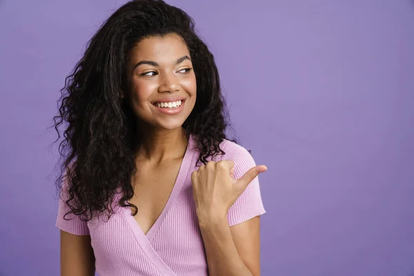 Jovem Mulher Negra Rindo Enquanto Apontando Dedo Isolado Sobre Fundo — Fotografia de Stock