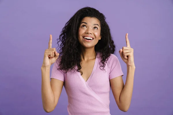 Joven Mujer Negra Riendo Mientras Señala Los Dedos Hacia Arriba — Foto de Stock