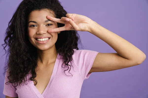 Młoda Czarna Kobieta Śmieje Się Gestykulując Znak Pokoju Fioletowym Tle — Zdjęcie stockowe