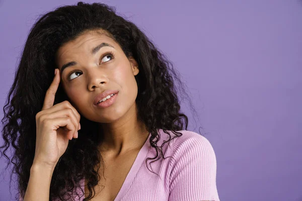 Jonge Zwarte Vrouw Met Krullend Haar Denken Kijken Naar Boven — Stockfoto