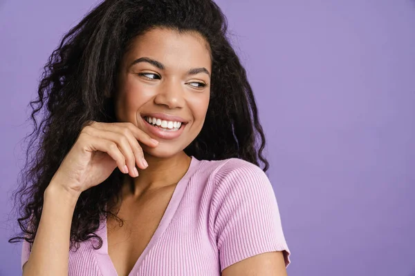 Närbild Glad Ung Afrikansk Kvinna Casual Kläder Står Över Violett — Stockfoto