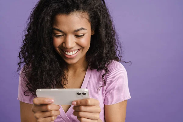 Jovem Mulher Negra Rindo Usando Telefone Celular Isolado Sobre Fundo — Fotografia de Stock