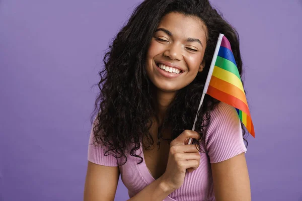 Joven Mujer Negra Sonriendo Mientras Posa Con Bandera Del Arco — Foto de Stock