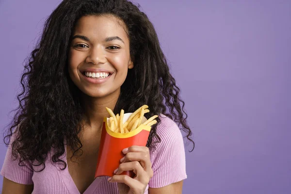 Junge Schwarze Frau Lächelt Während Sie Pommes Frites Auf Violettem — Stockfoto