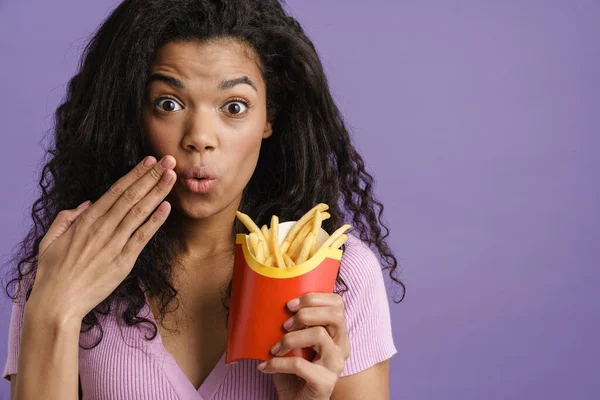 Junge Schwarze Frau Drückt Überraschung Aus Während Sie Pommes Frites — Stockfoto