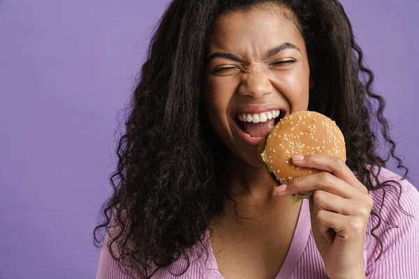 Young Black Woman Curly Hair Laughing While Eating Hamburger Isolated — Stock Photo, Image