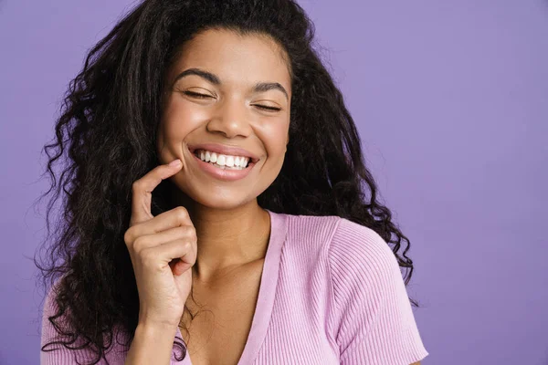 Primer Plano Una Joven Mujer Africana Feliz Con Ropa Casual — Foto de Stock