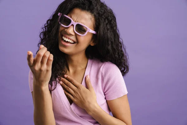 Ung Svart Leende Kvinne Med Solbriller Som Peker Finger Mot – stockfoto