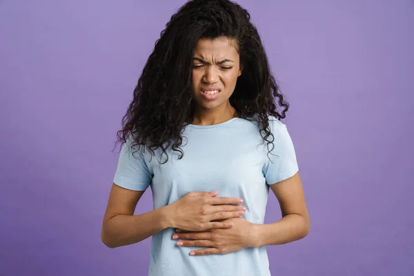 Joven Mujer Negra Con Dolor Estómago Frunciendo Ceño Frotando Vientre — Foto de Stock