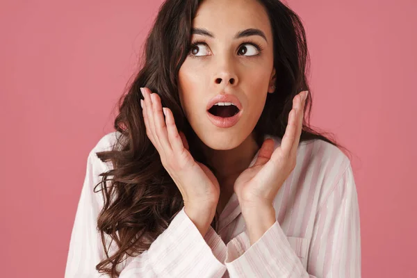 Impresionada Hermosa Mujer Expresando Sorpresa Cámara Aislada Sobre Fondo Rosa —  Fotos de Stock