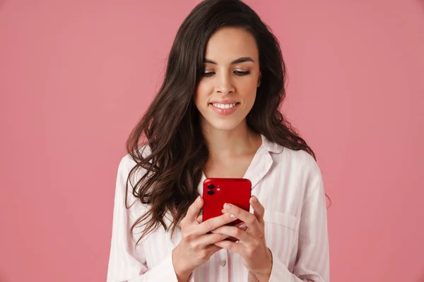 Glada Vacker Kvinna Ler När Använder Mobiltelefon Isolerad Över Rosa — Stockfoto