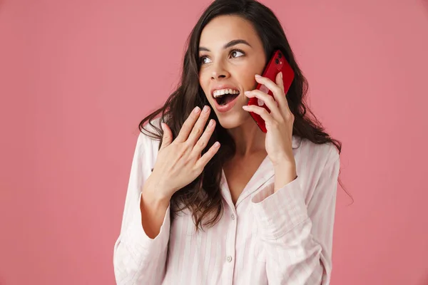 Mulher Bonita Morena Excitada Falando Telefone Celular Isolado Sobre Fundo — Fotografia de Stock