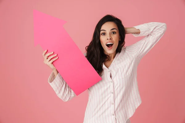 Verrast Mooie Vrouw Poseren Met Pijl Plakkaat Geïsoleerd Roze Achtergrond — Stockfoto
