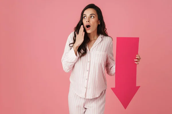 Mujer Hermosa Impactada Posando Con Pancarta Flecha Aislada Sobre Fondo —  Fotos de Stock