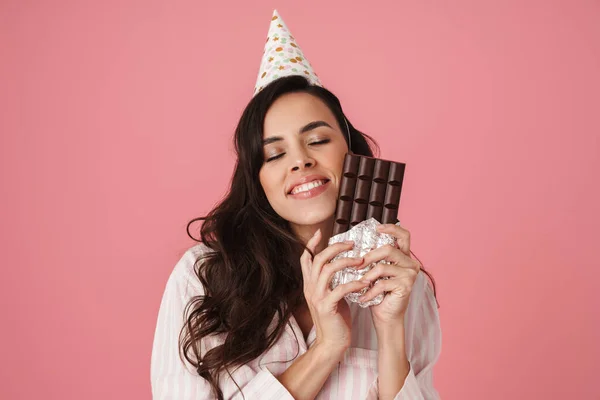 Mulher Alegre Cone Partido Sorrindo Enquanto Posando Com Chocolate Isolado — Fotografia de Stock