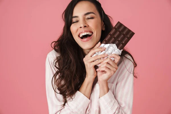 Radostná Žena Party Kužel Smích Při Pózování Čokoládou Izolované Přes — Stock fotografie