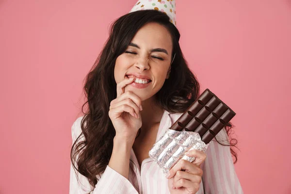 Mulher Alegre Cone Partido Sorrindo Enquanto Posando Com Chocolate Isolado — Fotografia de Stock