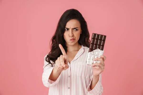 Mulher Descontente Abanando Dedo Enquanto Posando Com Chocolate Isolado Sobre — Fotografia de Stock