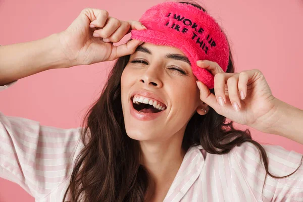 笑容可亲的漂亮女人 戴着睡面罩 与粉红的背景隔离 — 图库照片