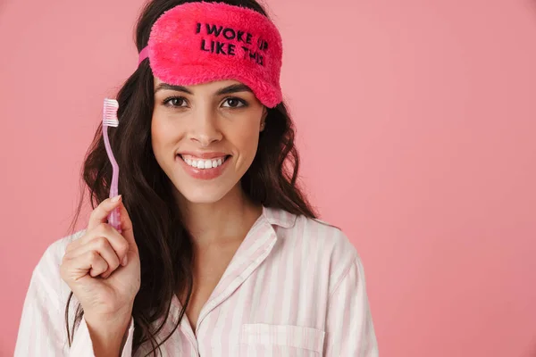 Glada Vacker Kvinna Sovmask Poserar Med Tandborste Isolerad Över Rosa — Stockfoto