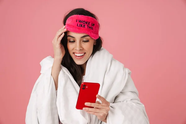 Счастливая Красивая Женщина Покрыты Одеялом Помощью Мобильного Телефона Изолированы Розовом — стоковое фото