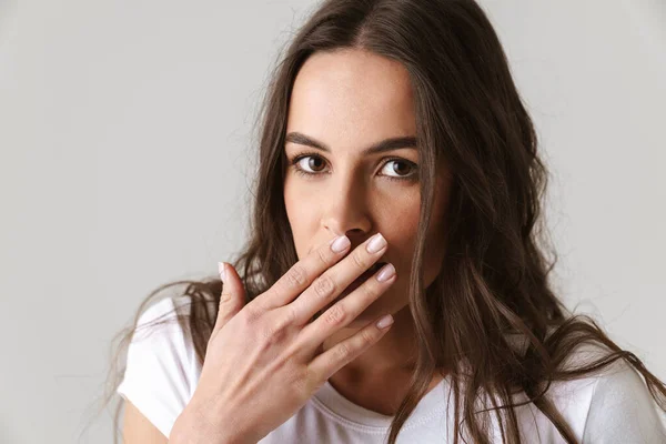 Blank Mooi Meisje Bedekken Haar Mond Kijken Naar Camera Geïsoleerd — Stockfoto