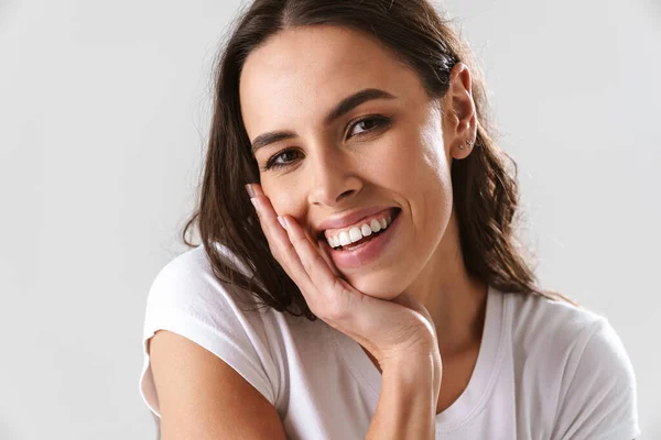 Feliz Hermosa Chica Sonriendo Mirando Cámara Aislada Sobre Fondo Blanco —  Fotos de Stock