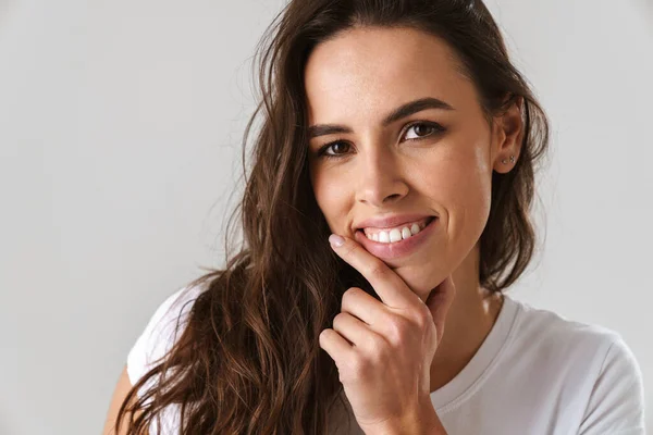 Feliz Hermosa Chica Sonriendo Mirando Cámara Aislada Sobre Fondo Blanco —  Fotos de Stock