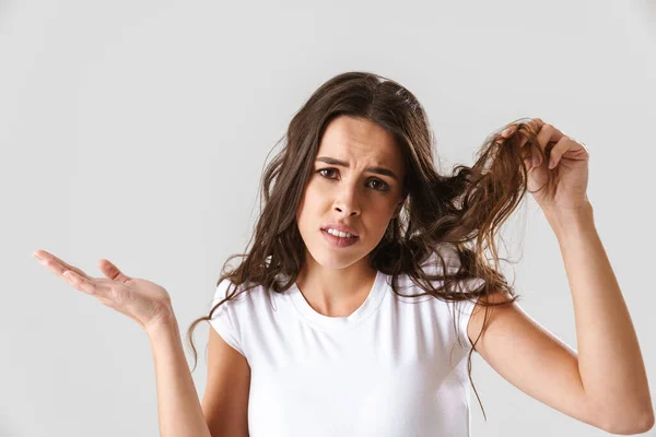 Ontevreden Mooi Meisje Tonen Haar Haar Houden Copyspace Geïsoleerd Witte — Stockfoto