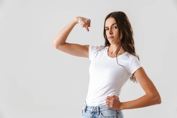 Potěšená Krásná Dívka Ukazuje Její Biceps Kameru Izolované Přes Bílé — Stock fotografie