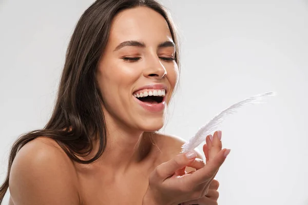 Linda Menina Alegre Sem Camisa Rindo Enquanto Posando Com Pena — Fotografia de Stock