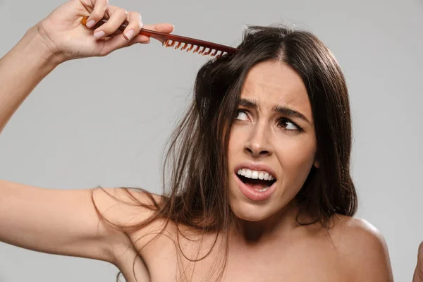 Mooi Shirtloos Geschokt Meisje Kammen Haar Haar Geïsoleerd Grijze Achtergrond — Stockfoto