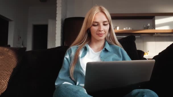 Μια Ξανθιά Επιχειρηματίας Εργάζεται Laptop Της Κάθεται Στον Καναπέ Μέσα — Αρχείο Βίντεο