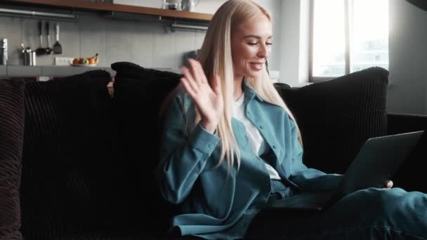 Eine Glückliche Blonde Frau Arbeitet Während Sie Mit Videoverbindung Auf — Stockvideo