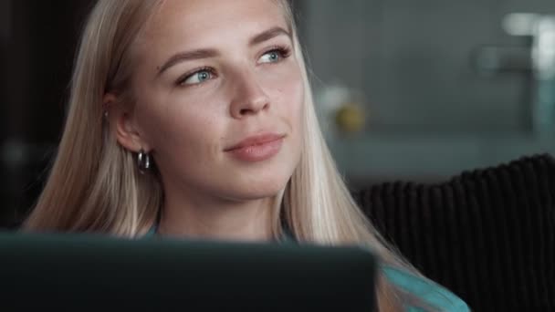 Una Vista Cerca Una Hermosa Mujer Está Trabajando Mientras Usa — Vídeo de stock