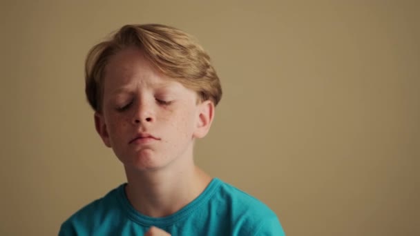Närbild Seriös Liten Pojke Funderar Något Isolerat Över Beige Bakgrund — Stockvideo